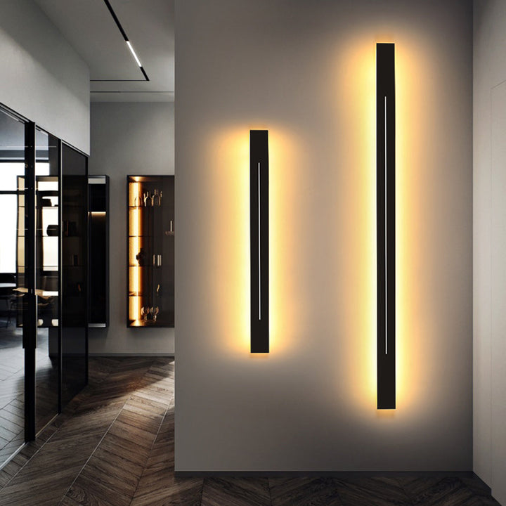 Moderne LED-Wandleuchten schwarz, vertikal, warmweißes Licht, minimalistisches Design, Innenraum.