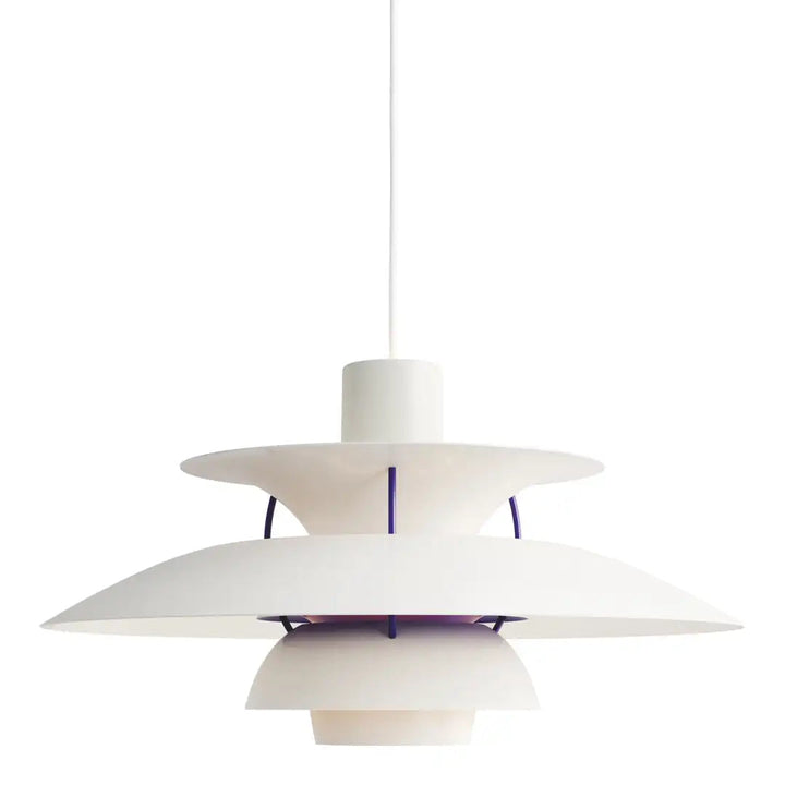 Weiße Pendelleuchte aus Metall, modernes skandinavisches Design, ideal für Wohnzimmerbeleuchtung.