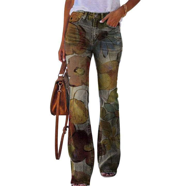 Frau in geblümter Schlaghose, braune Tasche, weißes T-Shirt, modisch, lässig, Damenmode.