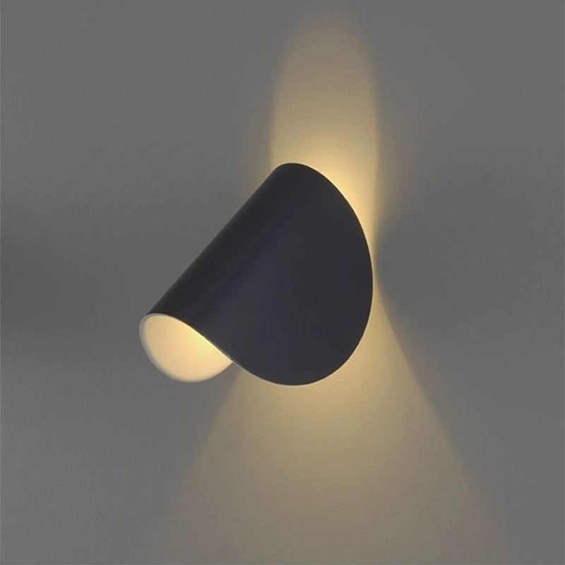 Moderne schwarze Wandleuchte, konisches Design, LED-Beleuchtung, minimalistisch, Innenraum.