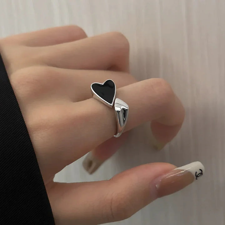 Silberring mit schwarzem Herzdesign, Damenmode, eleganter Schmuck, stilvoller Accessoire-Trend.
