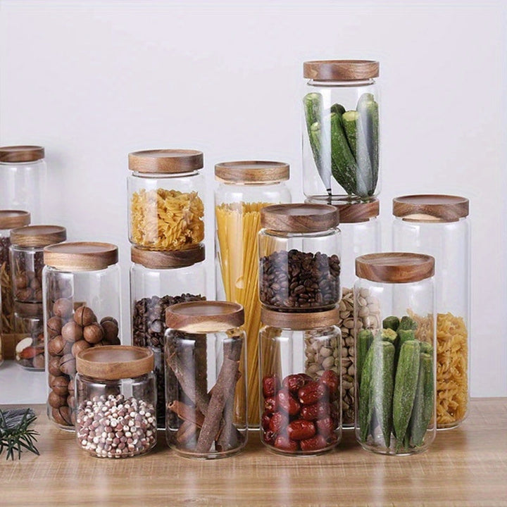 Vorratsgläser aus Glas mit Holzdeckel, gefüllt mit Nudeln, Bohnen, Gewürzen, Küche Aufbewahrung.