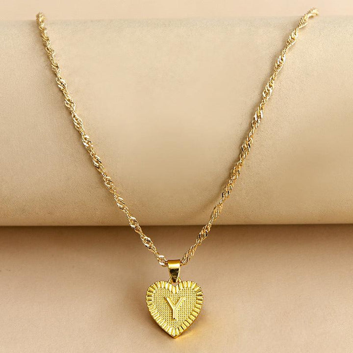 Goldene Herz-Halskette mit Buchstabenanhänger, elegantes Schmuckstück für Damen.