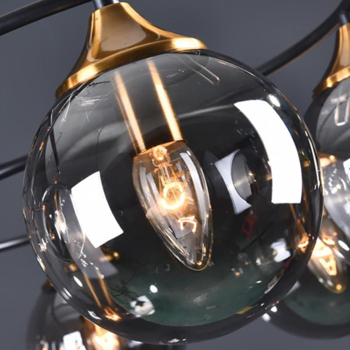 Moderne schwarze Hängeleuchte mit goldenen Akzenten und klaren Glaskugeln, LED-Lampe.