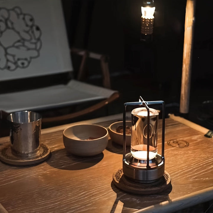 Campinglampe auf Holztisch, umgeben von Schalen und Becher, stimmungsvolle Beleuchtung, Nacht.