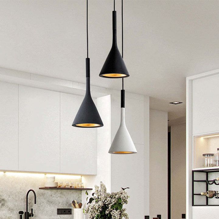 Schwarze und weiße Pendelleuchten aus Metall in moderner Küche, skandinavisches Design.