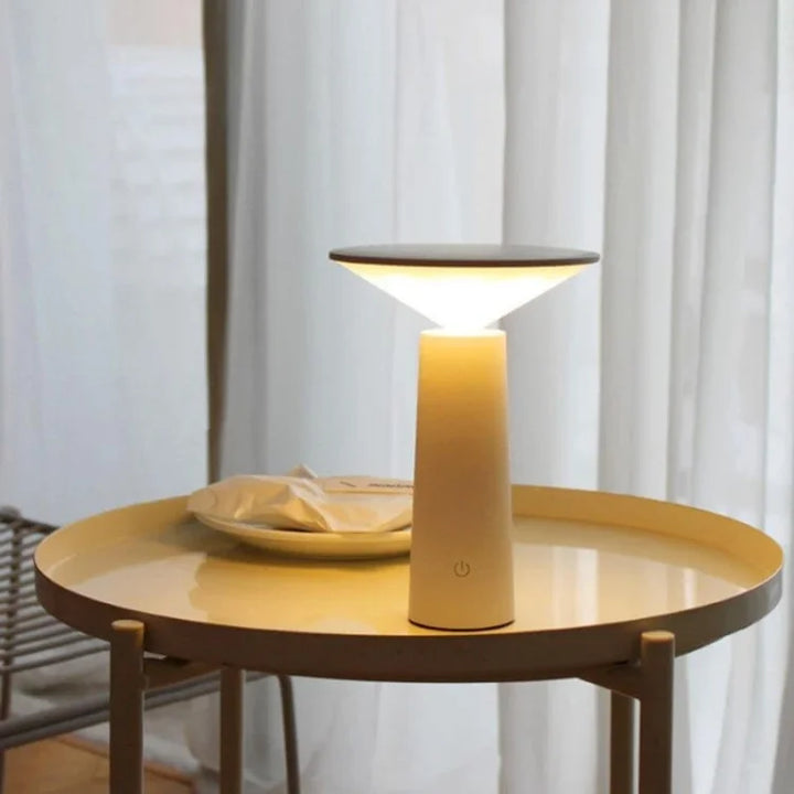 Moderne LED-Tischlampe, weiß, auf rundem Tisch, minimalistisch, Innenbeleuchtung.