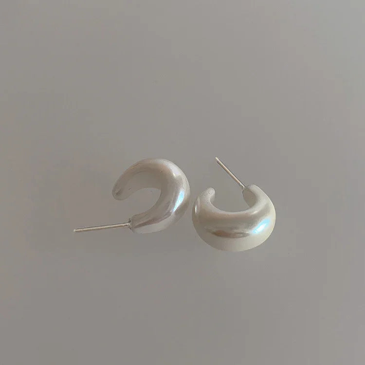 Silberne Creolen Ohrringe, glänzend, minimalistisch, Schmuck für Damen, modisch, elegant.