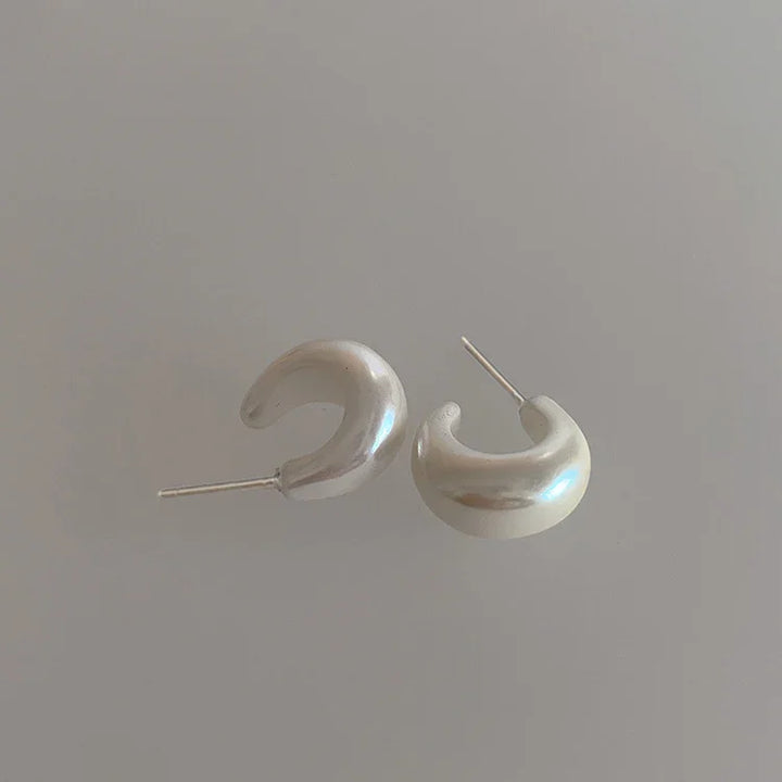 Silberne Creolen Ohrringe, glänzend, minimalistisch, Schmuck für Damen, modisch, elegant.