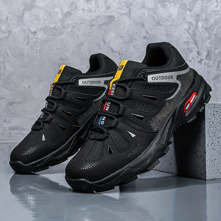 Schwarze Outdoor-Laufschuhe, atmungsaktiv, rutschfest, für Herren, sportlich, robust.