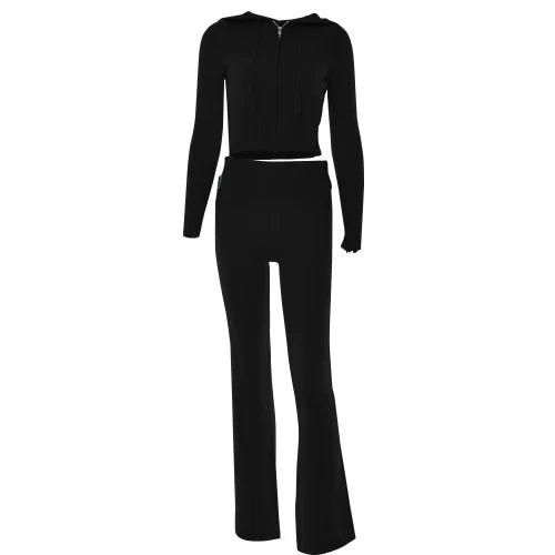 Schwarzer Hoodie-Cropped-Top und Schlaghosen-Set, Damenmode, Strick, Frühlingstrend.