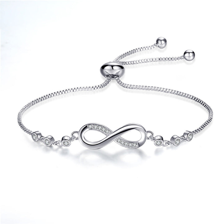 Silbernes Unendlichkeitsarmband mit Zirkonia, verstellbar, elegantes Schmuckdesign.
