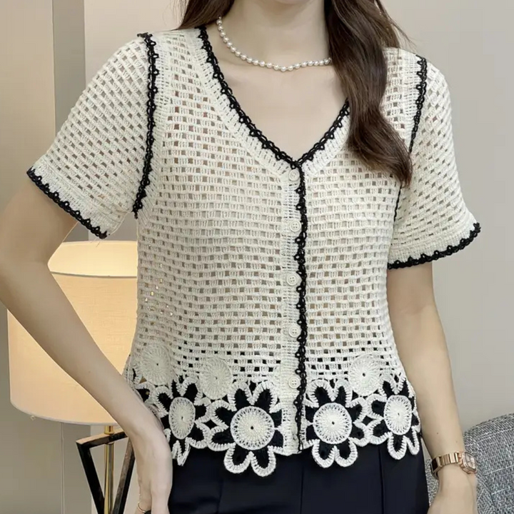 Weiße gehäkelte Damenbluse mit Blumenmuster, V-Ausschnitt, kurze Ärmel, elegante Sommermode.