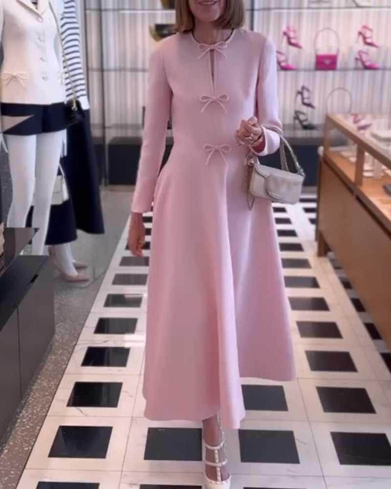 Frau in rosa Kleid mit Schleifen, silberne Handtasche, modisches Outfit, elegante Modeboutique.