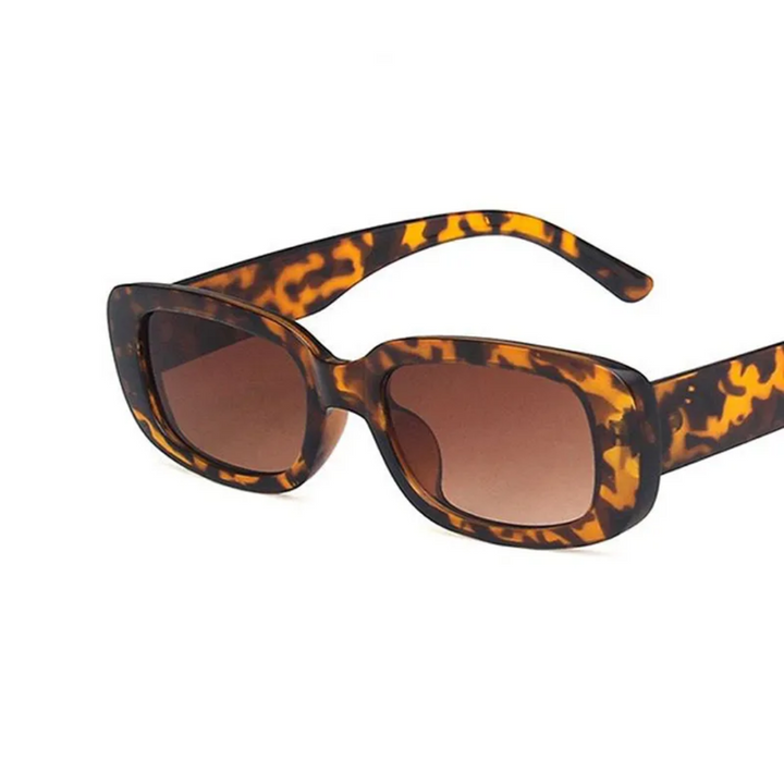 Braune Sonnenbrille mit Schildpattmuster, rechteckige Gläser, modisches Accessoire.