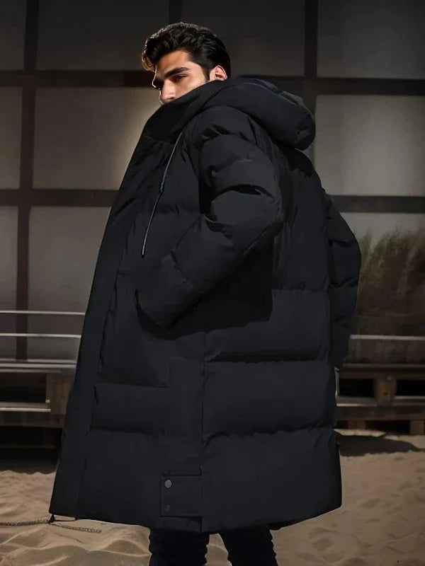 Mann in schwarzem Daunenmantel mit Kapuze, Wintermode, Outdoor-Bekleidung, stilvoller Look.
