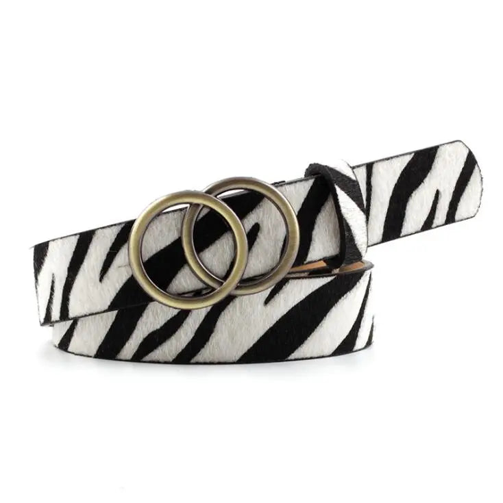 Zebra-Gürtel mit Doppelring-Schnalle, schwarz-weiß, Leder, modisch, Damen-Accessoire.