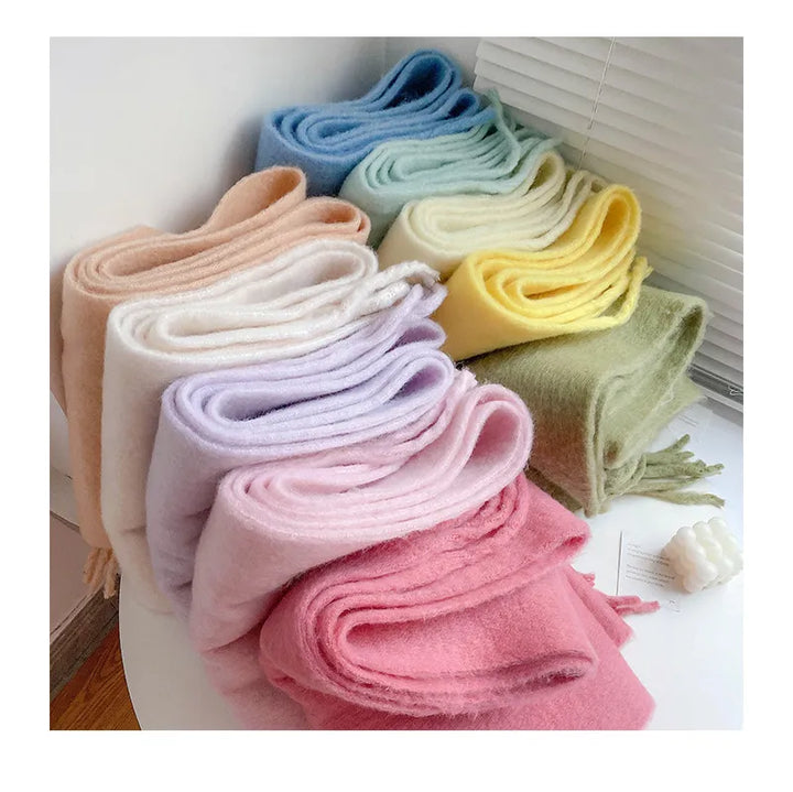 Weiche, bunte Kaschmirschals auf Tisch, Pastellfarben, modisches Accessoire, gemütlich.