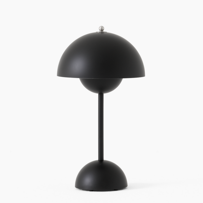 Schwarze Tischlampe, modernes Design, Metall, kugelförmiger Schirm, skandinavischer Stil.