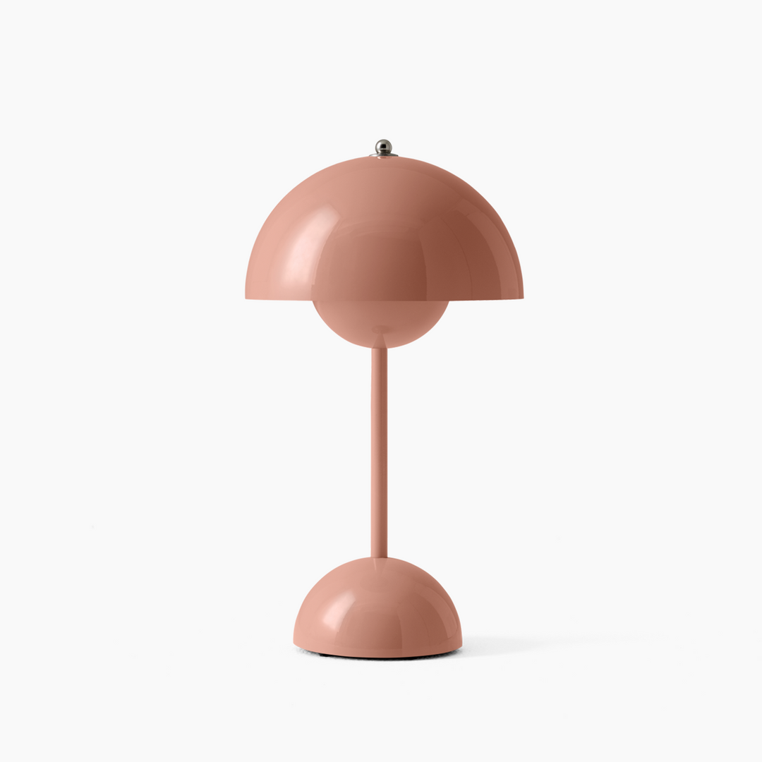Rosa Tischlampe aus Metall, modernes Design, kugelförmiger Schirm, skandinavischer Stil.