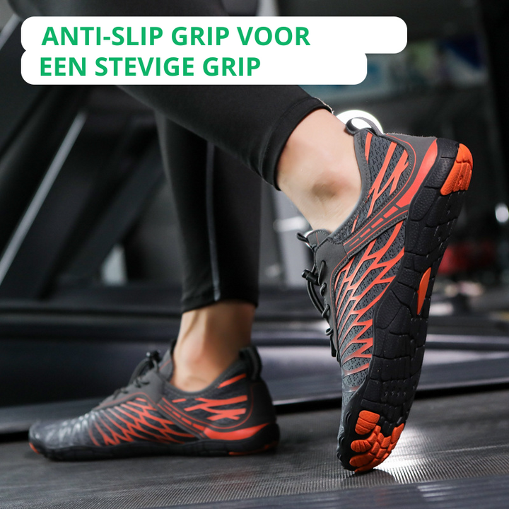 Schwarze und orange Barfußschuhe mit rutschfester Sohle auf Laufband.