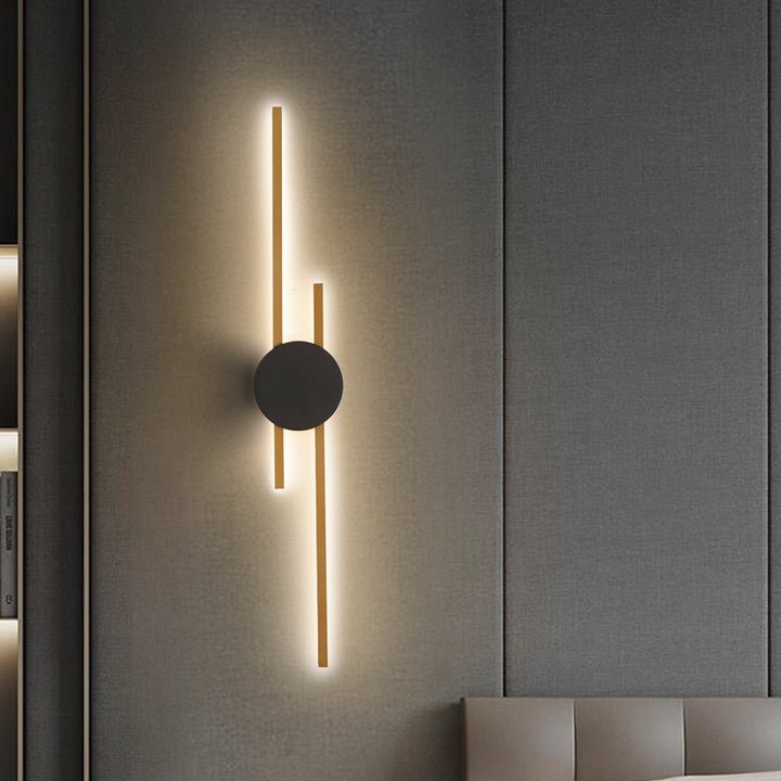 Moderne LED-Wandleuchte, vertikales Design, schwarz, warmweißes Licht, Wohnzimmerbeleuchtung.