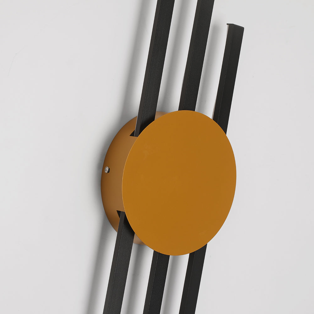 Moderne Wandleuchte, schwarz-gold, Metall, minimalistisches Design, Innenbeleuchtung.
