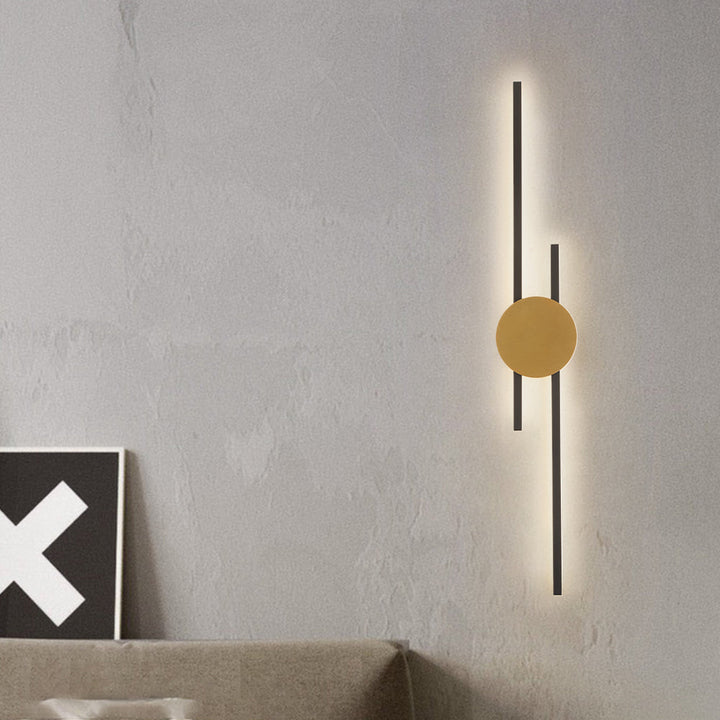 Moderne LED-Wandleuchte, schwarz-gold, minimalistisch, Wohnzimmerbeleuchtung, energiesparend.