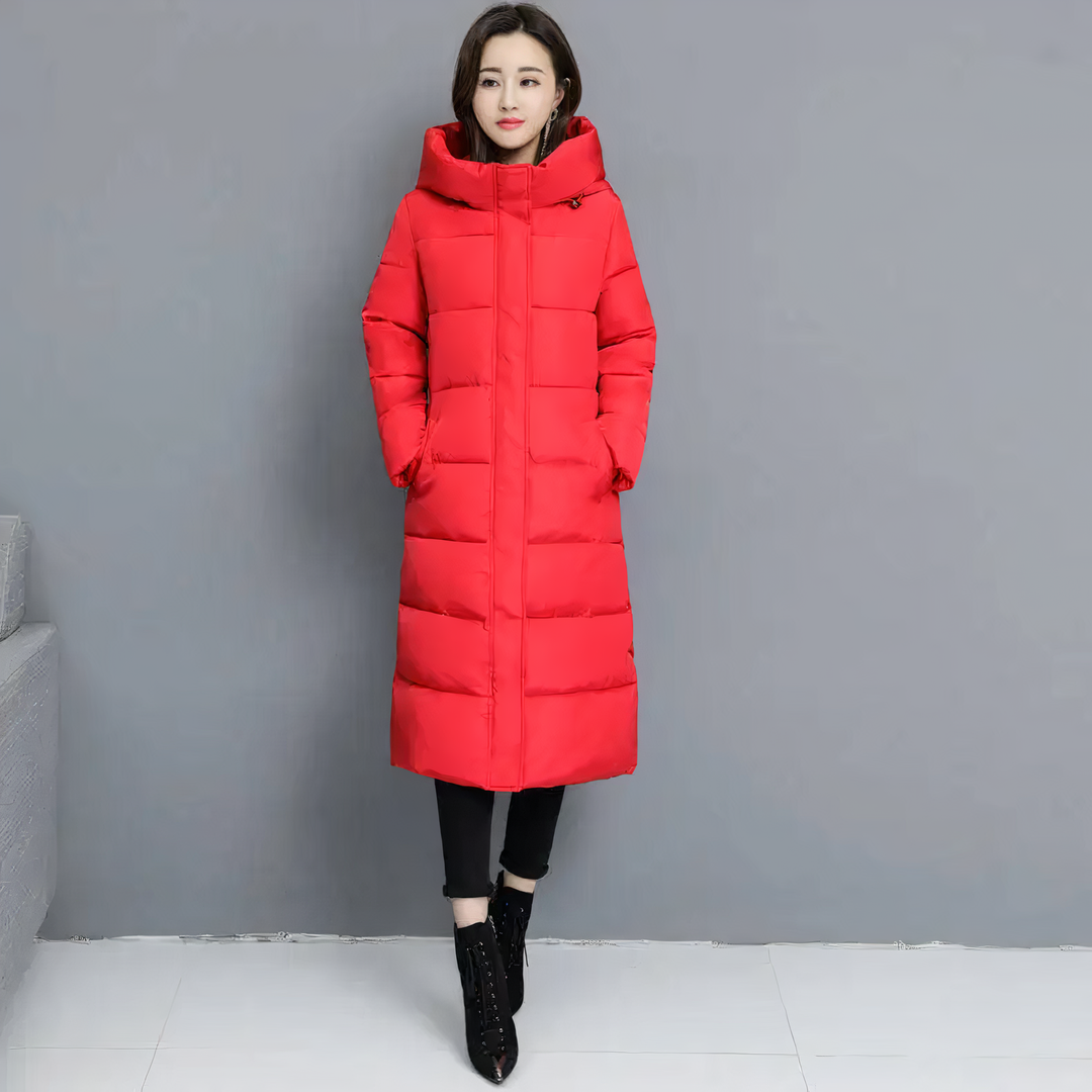 Frau in rotem Daunenmantel mit Kapuze, Wintermode, warme Damenbekleidung, stilvoller Look.