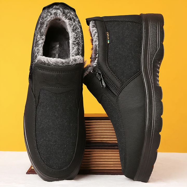 Schwarze Herren-Winterstiefel mit Kunstfellfutter, rutschfeste Sohle, warm und wasserdicht.