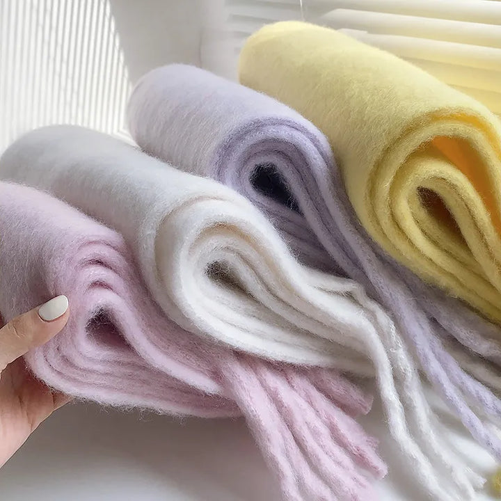 Weiche Pastellschals aus Wolle, lila, weiß, gelb, modisch, warm, Damenaccessoire.