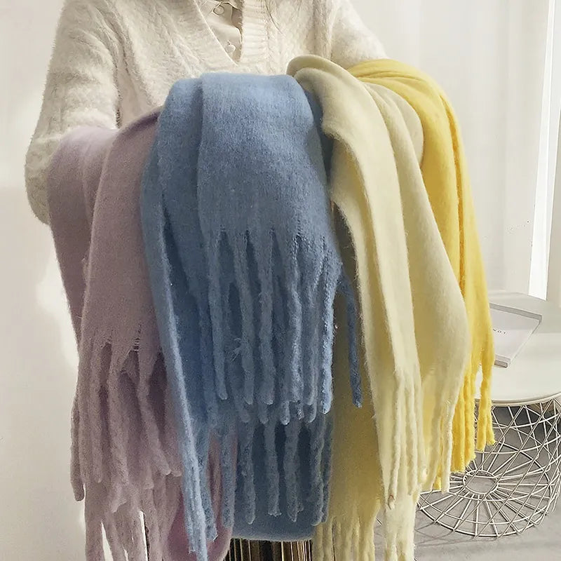 Farbige Wollschals mit Fransen, Pastelltöne, weiche Textur, modisches Accessoire, Damenmode.