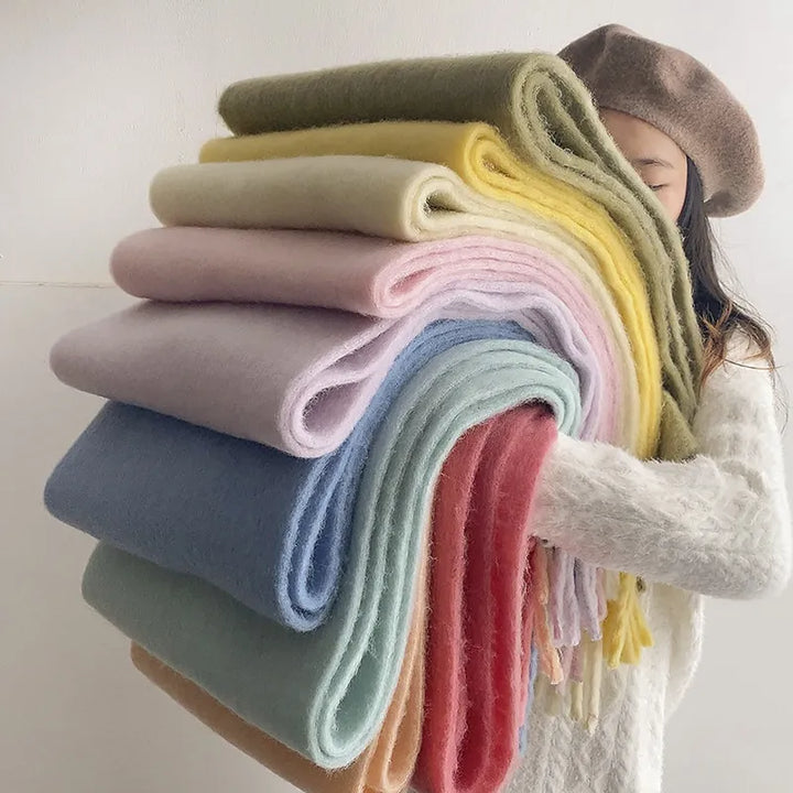Frau hält bunte, weiche Wollschals, Pastellfarben, modisches Accessoire, Herbst-Winter-Mode.