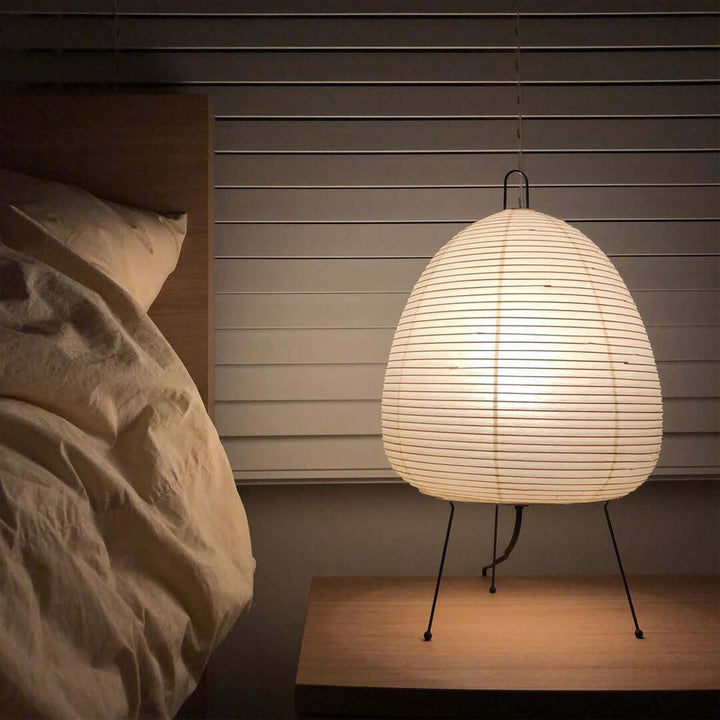 Akari Tischlampe aus Papier, weiß, auf Nachttisch, modernes Design, sanftes Licht, Schlafzimmer.