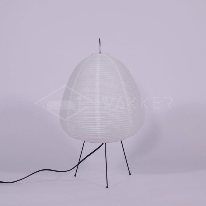 Weiße Akari 1A Tischlampe, Papier, dreibeiniges Metallgestell, minimalistisches Design.
