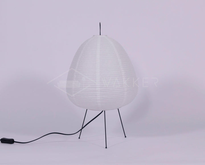 Weiße Akari Tischlampe, Papier, dreibeiniges Metallgestell, modernes Design, Innenbeleuchtung.
