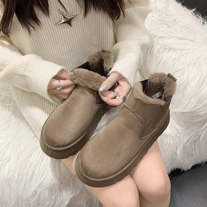 Flauschige braune Damen-Stiefeletten, warm gefüttert, ideal für den Winter, modisch und bequem.