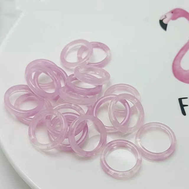 Rosa Acrylringe für Kinder, Y2K-Stil, koreanische Mode 2023, trendiges Accessoire.