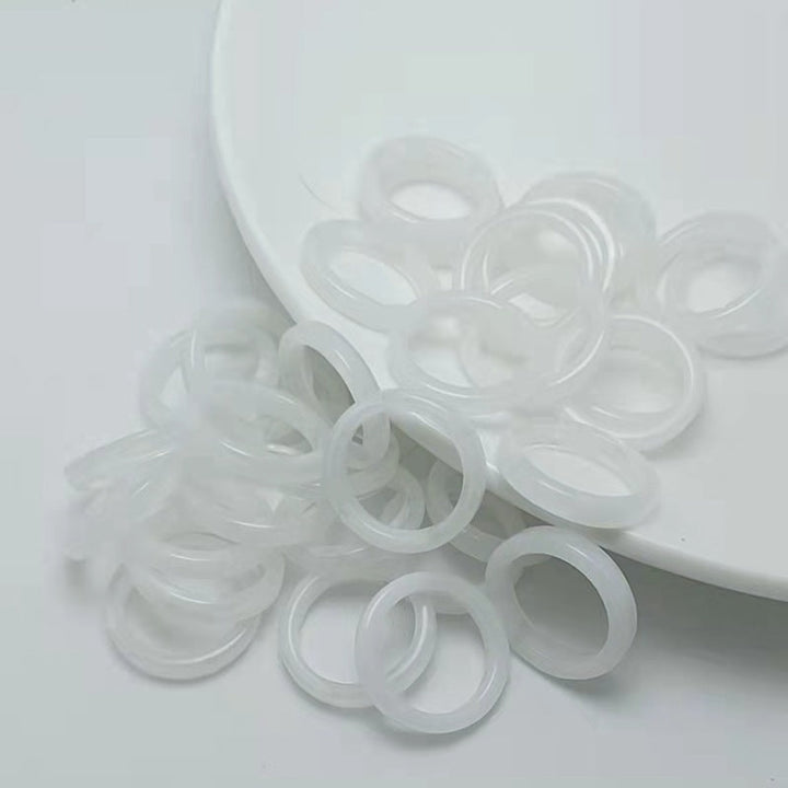 Transparente Acrylringe für Kinder, Y2K-Stil, koreanische Mode 2023, auf weißem Hintergrund.