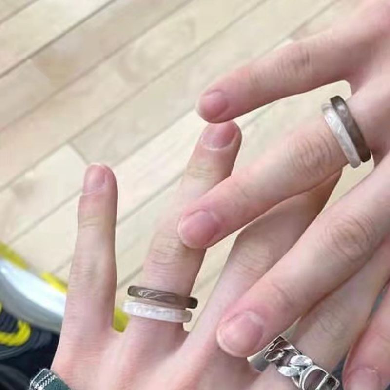 Zwei Hände mit Y2K-Stil Acrylringe, koreanische Mode 2023, trendige Accessoires.
