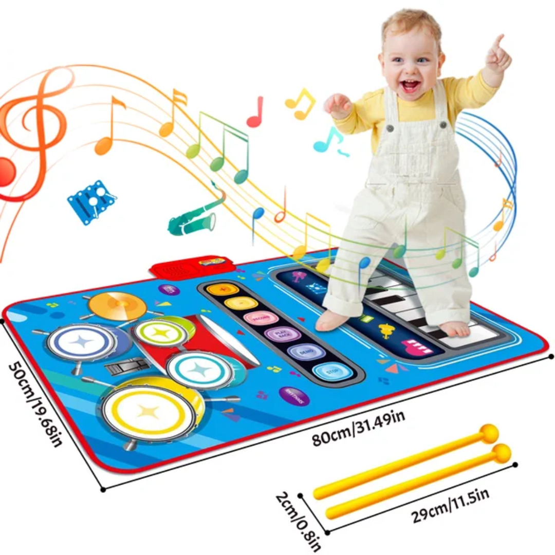 Kleinkind auf buntem Musikspielteppich mit Trommeln und Klaviertasten, 80x50cm, für 0-12 Jahre.
