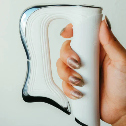 Weiße ergonomische Griffbürste, Handpflege, Kunststoff, modernes Design, Nagelpflege.