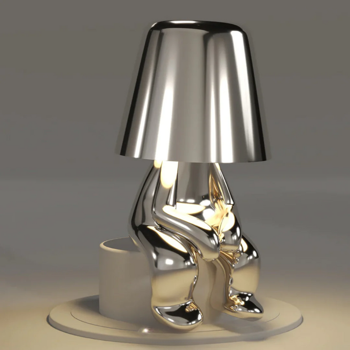 Silberne Tischlampe in menschlicher Form, modernes Design, glänzend, dekorative Beleuchtung.