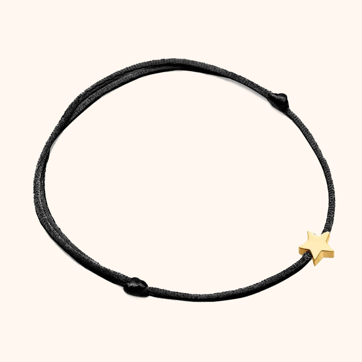 Schwarzes Armband mit goldfarbenem Sternanhänger, minimalistisches Schmuckdesign.