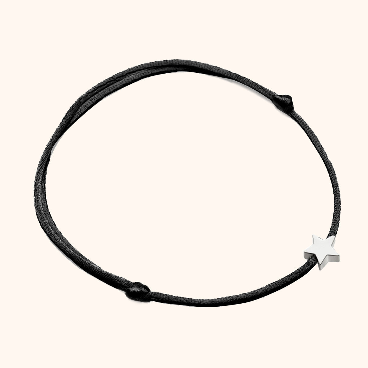 Schwarzes Armband mit silbernem Sternanhänger, verstellbar, modisches Accessoire.