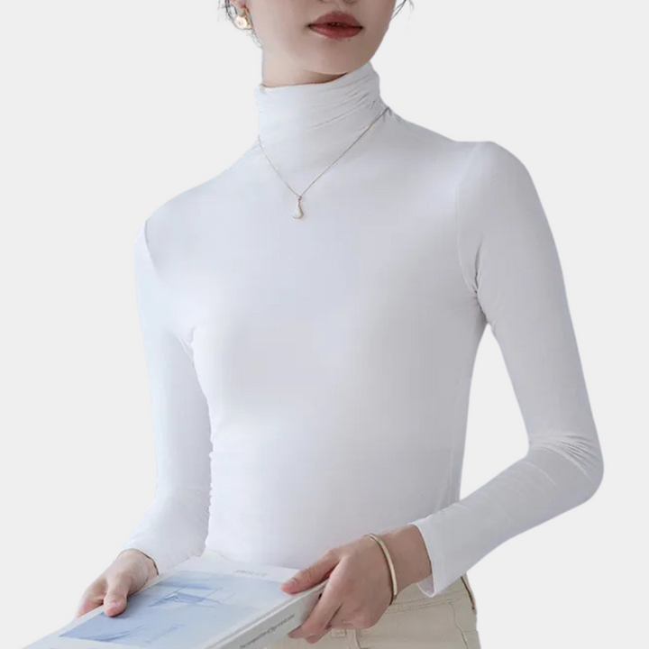 Frau in weißem Rollkragenpullover, hält ein Buch, minimalistischer Stil, Modefotografie.