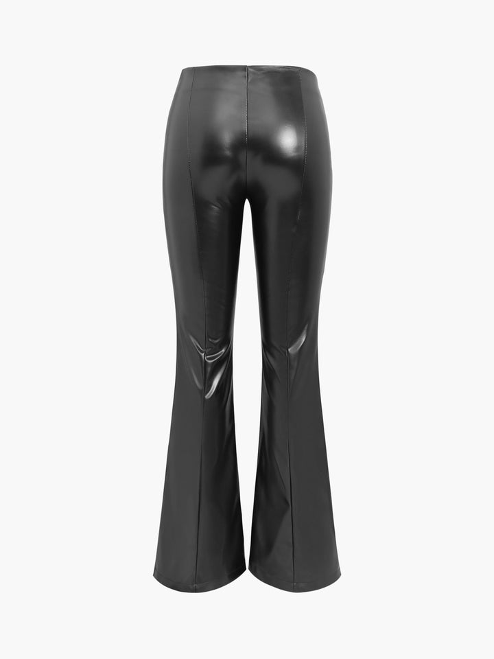 Schwarze Lederhose Damen, ausgestellter Schnitt, modisch, elegant, Rückansicht.
