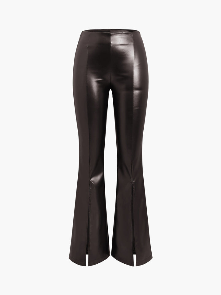 Schwarze Kunstlederhose mit Schlag, modisch, elegant, Damenbekleidung, trendig.