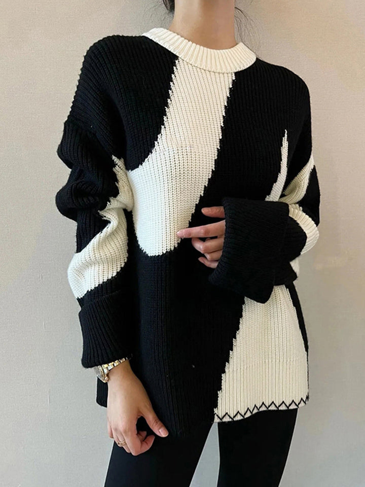 Schwarz-weißer Strickpullover, Damenmode, lässiger Stil, Herbst-Winter-Outfit.