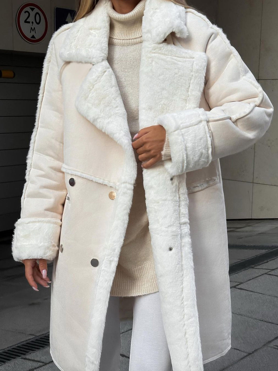 Frau in weißem Lammfellmantel, Wintermode, eleganter Look, warme Bekleidung, Straßenstil.
